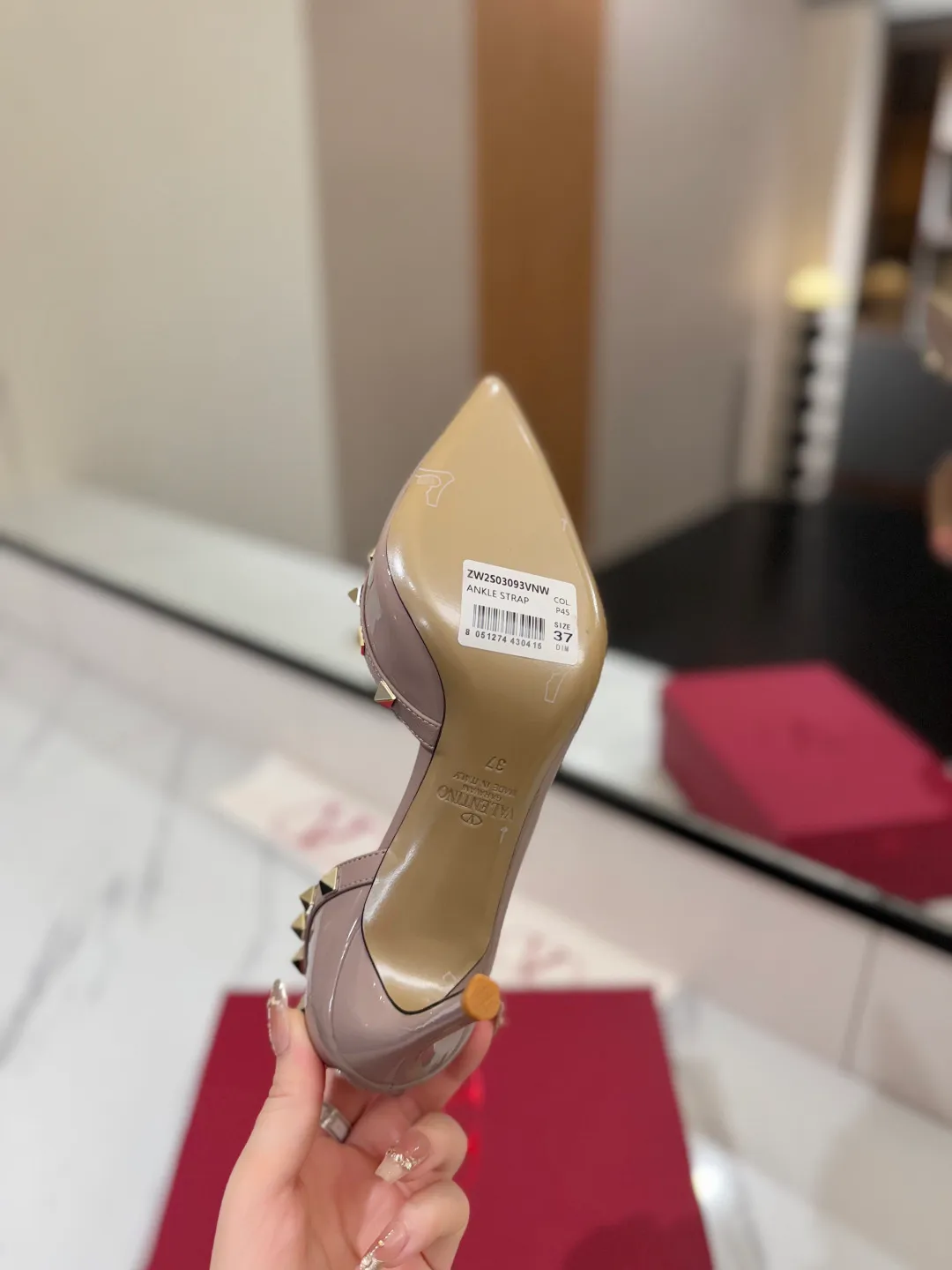 👟👟Ex-factory price 580👟👟 Valentino/Valentino rivet VT classic shoes, top replica! The side curves are perfect, the original molded custom-made rust-free rivets, and the textured hardware bring out a full sense of high-end, giving you a genuine foot feel! The first choice for high-end customers❤️ [Material] Upper: Original imported custom patent leather Lining: Original imported goatskin Outsole: Imported pearlescent leather outsole Heel height: 6.5CM Code number: 35-39 [34, 40, 41, 42 custom-made are not returnable]